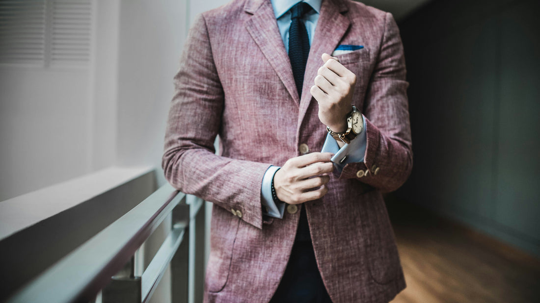Homme avec une veste de costume rose et une montre